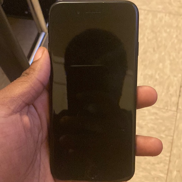I’m selling this phone cause I need a plane ticket to new please and anyone help